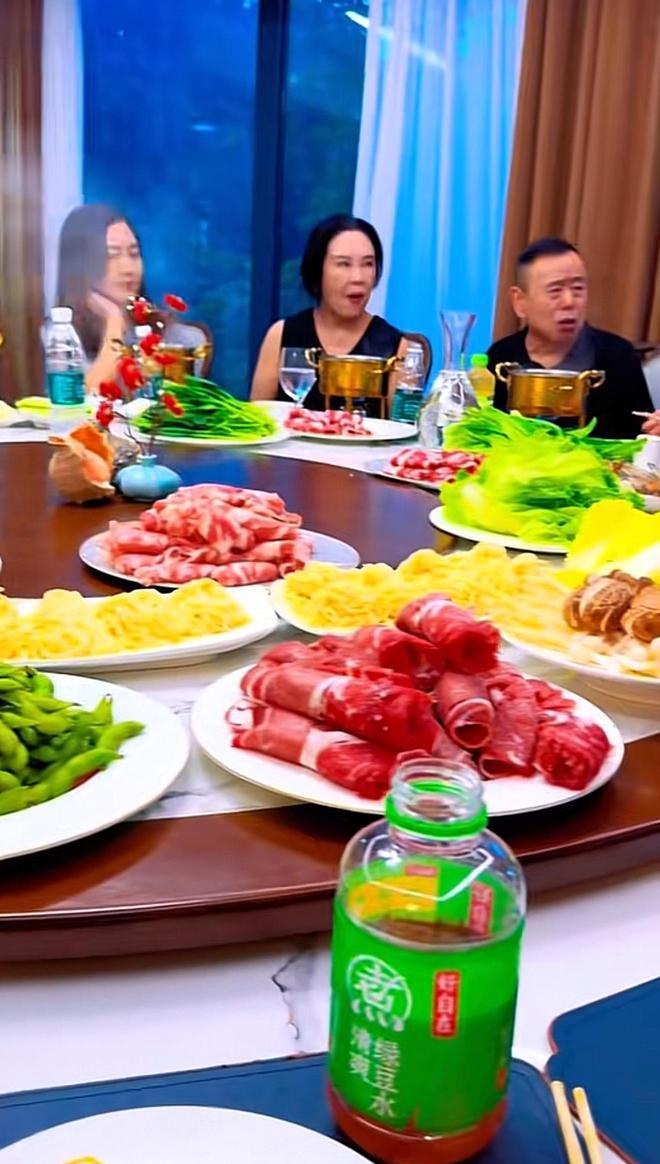 客餐厅大得像会所杨云现身肿到认不出不朽情缘平台潘长江一家北京别墅宴(图2)